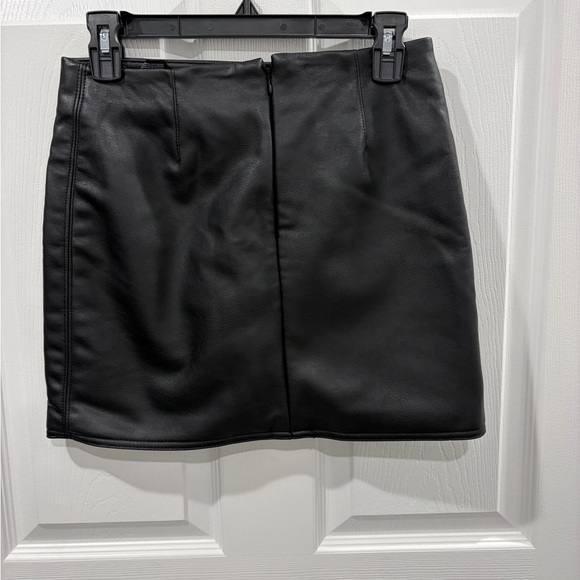 H&M Black Faux Leather Mini Skirt - Picture 2 of 2